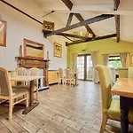 The Old Ginn House אורחן Great Clifton